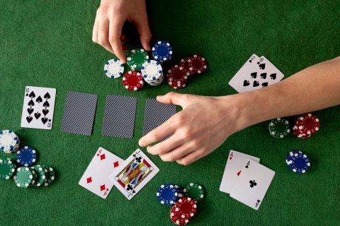 ZESTAW DO POKERA BLACKJACKA 300 ŻETONÓW 2 TALIE KART KOŚCI MATA DO GRY ZAMYKANA WALIZKA